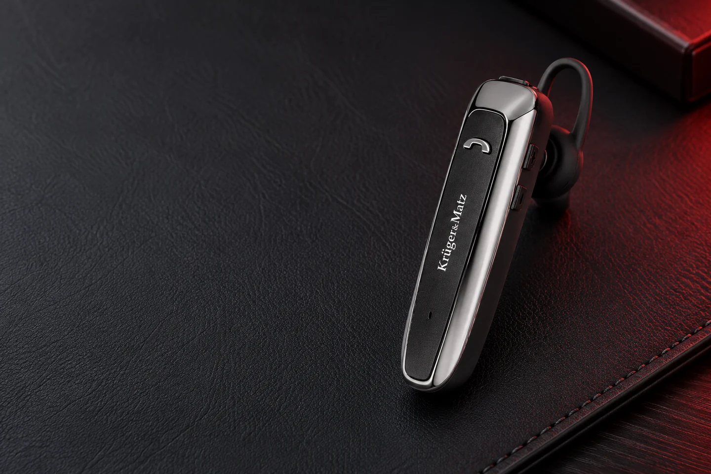 Headset Bluetooth 5.2 K14 Kruger&Matz intr-un decor de acasa.