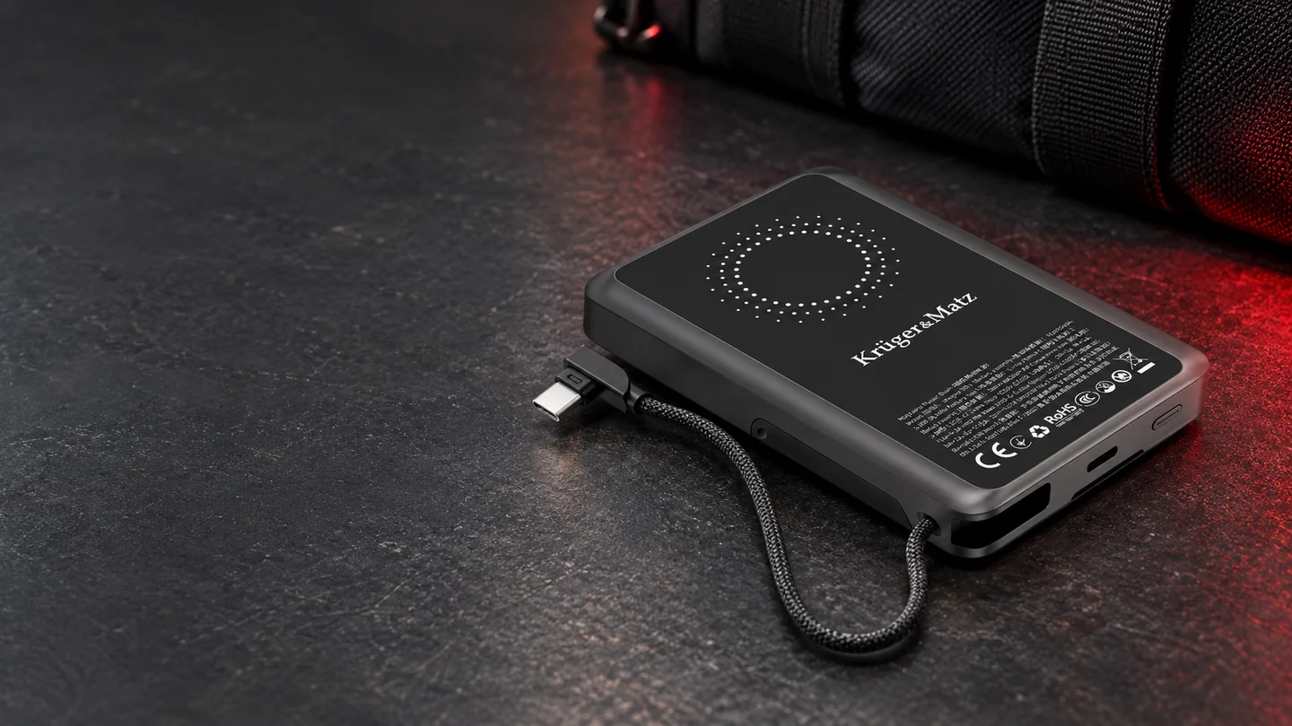 Power bank Li-Pol 10.000 mAh Kruger&Matz intr-un decor de acasa.